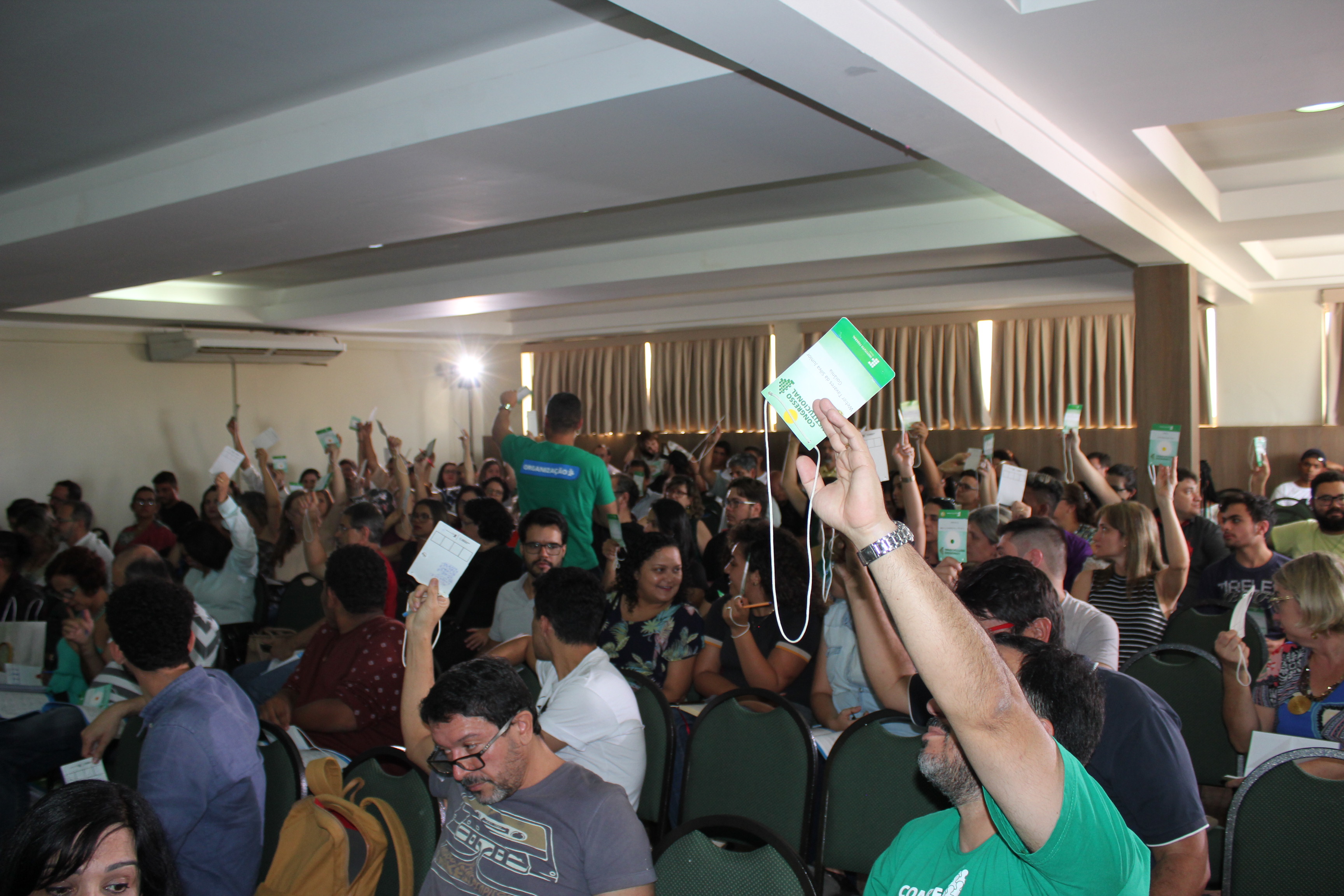 Delegados participam do segundo dia de discussões do Congresso Institucional