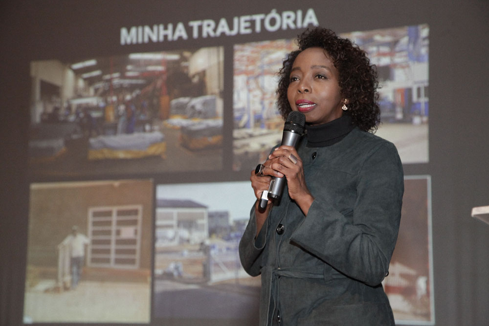 professora Joana Félix durante palestra no Teatro do IFG