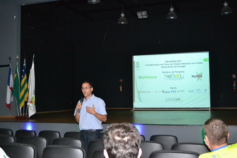 Coordenador geral do evento, prof. Sérgio Batista, durante agradecimentos finais aos participantes