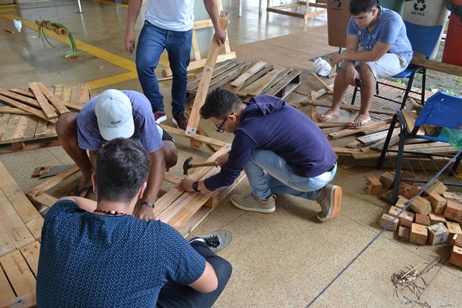 Estudantes já começaram a montar a apresentação de seus trabalhos