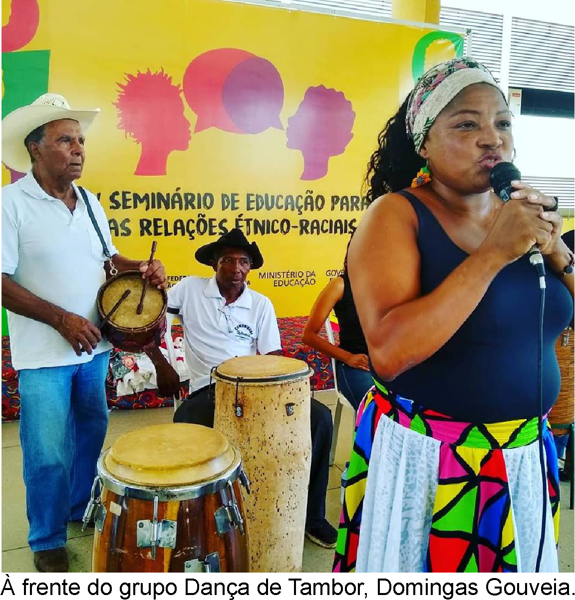 Apresentação do grupo Dança de Tambor