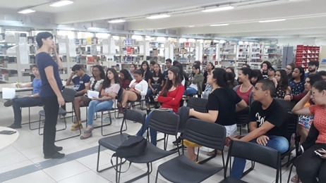 Alunos de Química e Comércio Exterior apresentam trabalhos na biblioteca