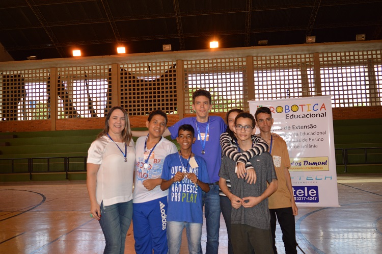 À esquerda, Miriam Barbosa, ao lado de Felipe Henrique, com a equipe da Escola Municipal Professora Dalísia Dolles