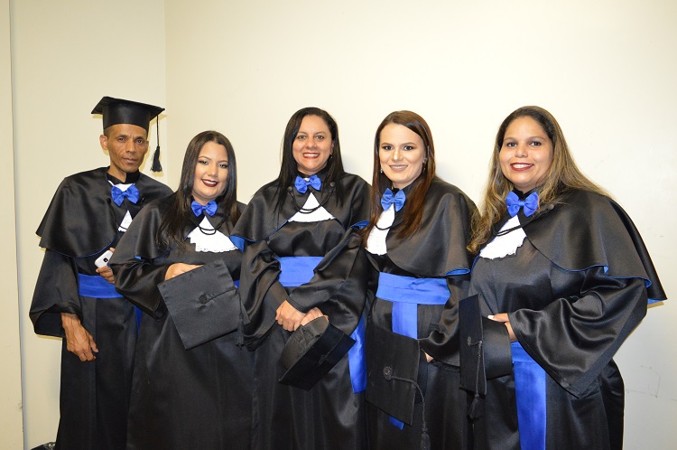 Luiz Marcos, Kamilla Pereira, Mariana de Souza, Elis Regina e Renata Marli de Sousa, formandos do curso superior em Tecnologia em Hotelaria