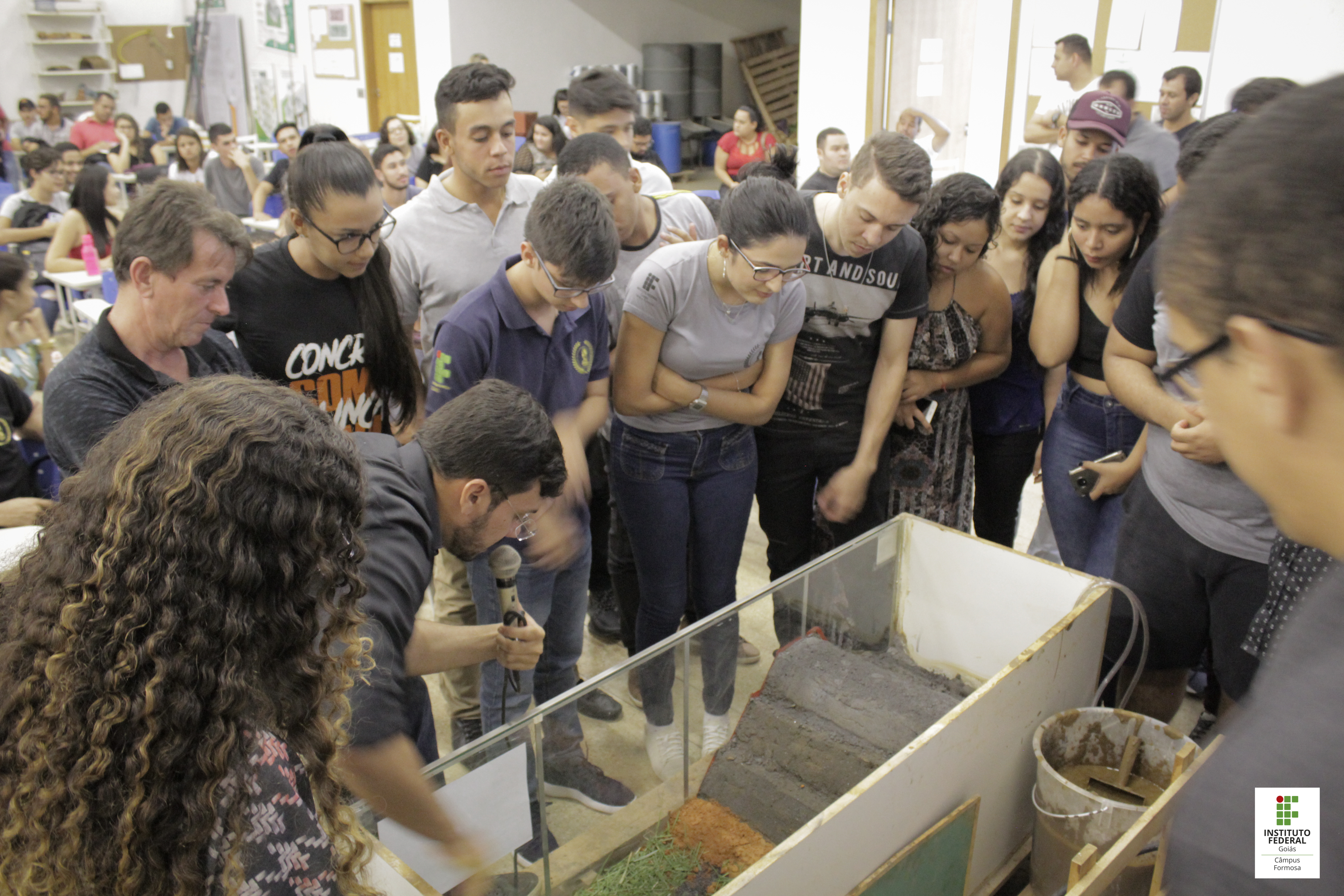 Alunos observam atentos ao rompimento da simulação