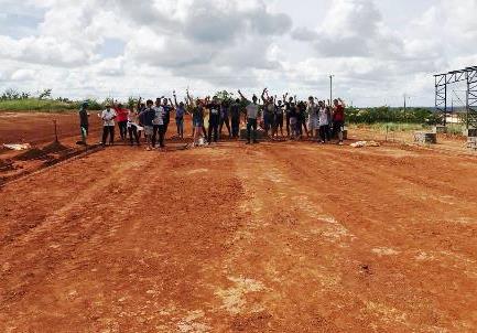 Grupo de alunos e serviodres atua diretamente na primeira parte de construção da quadra