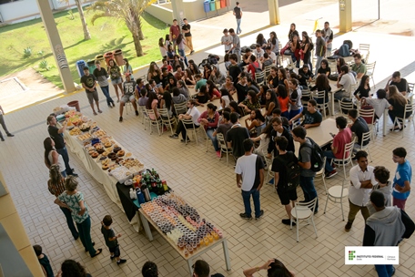 Calouros e veteranos reunidos no pátio para a café da manhã comunitário