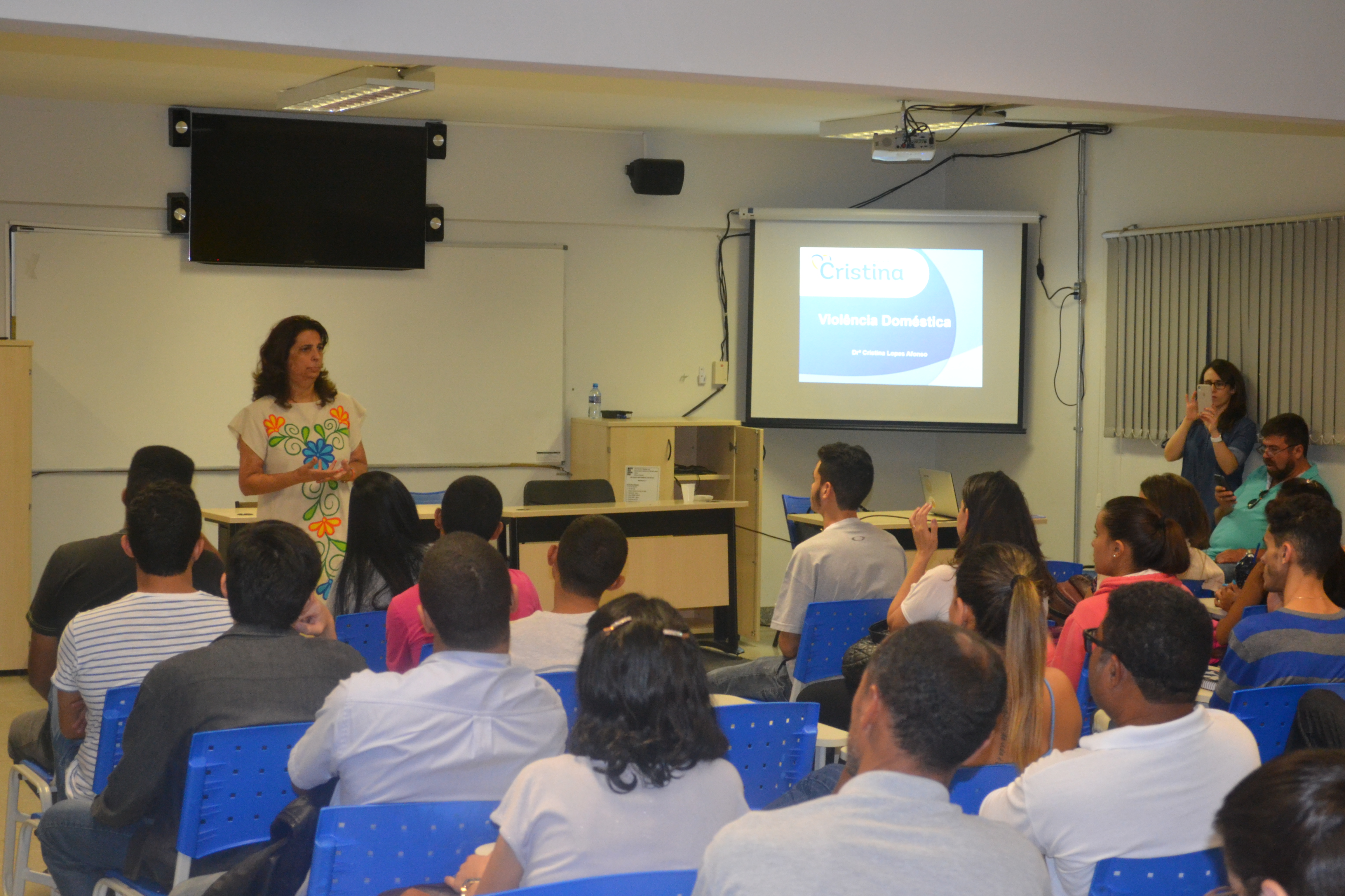 Alunos, em especial do norturno, acompanharam a palestra