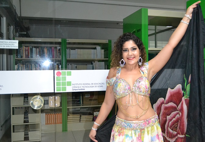 Servidora Natali Oliveira apresentou uma dança do ventre