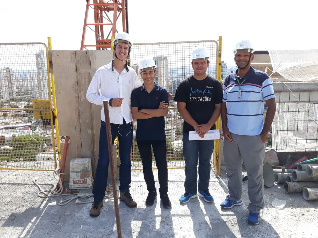 Pablo David, Diogo Castro e Danilo Fagundes, com o professor Moisés Gregório da Silva, orientador do projeto