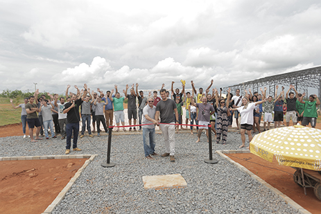 Diretor-Geral e representante de empresas cortam fita de inauguração da quadra de areia