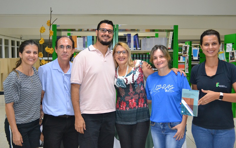 Professores do Câmpus e a diretora-geral Aline Barroso (de azul) também prestigiaram o evento