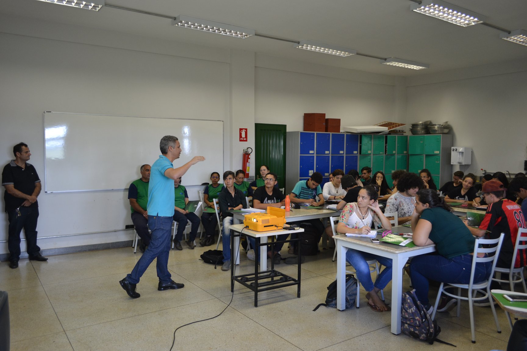 O servidor Giuliano proferindo sua palestra