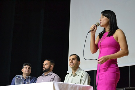 Professora Kamylla Borges, coordenadora dos eventos, em sua saudação aos presentes