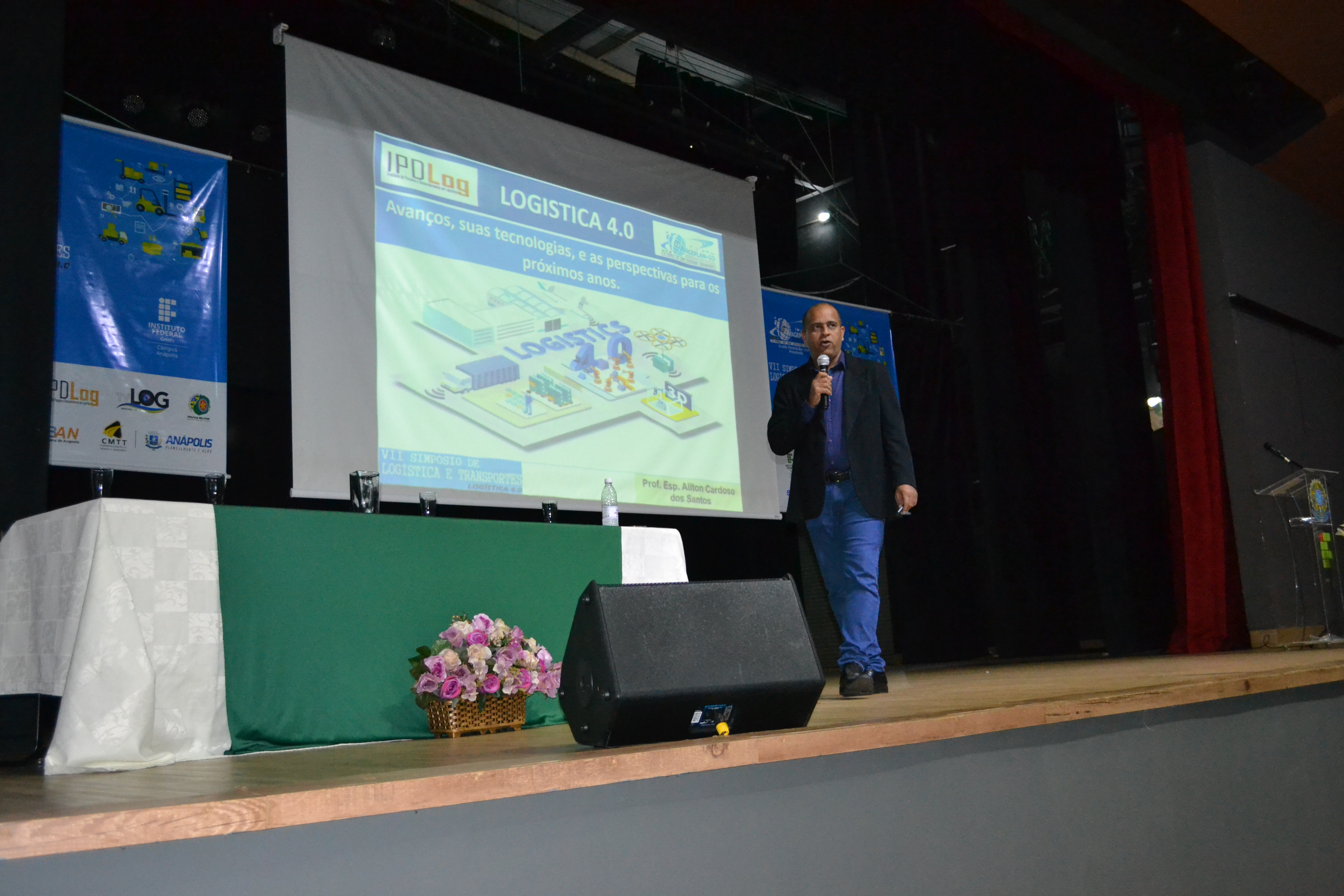 O professor Ailton, na palestra de encerramento do Simpósio