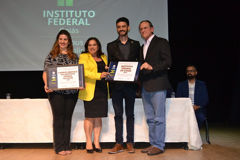 Entrega das placas em homenagem ao IFG e ao Câmpus Anápolis. (da esq. p/ dir.): Elza Gabriela Godinho Miranda (diretora-geral do Câmpus Anápolis), vereadora Geli Sanches, Daniel Silva Barbosa (pró-reitor de Extensão do IFG), e deputado estadual Antonio Gomide