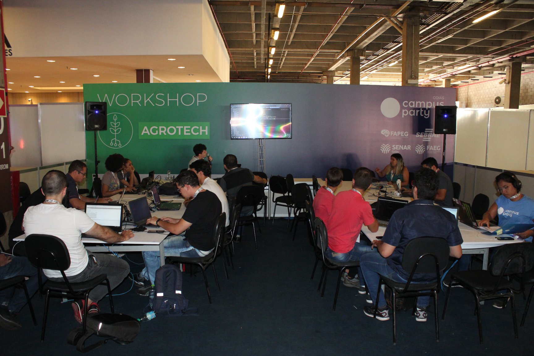 Matheus Morais, aluno do IFG, ministra sua primeira palestra na Campus Party