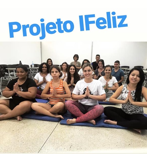 Prática de yoga e meditação como forma de ensinar os alunos a buscar o relaxamento