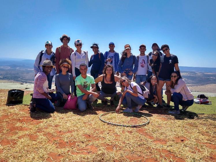 Grupo de estudantes de Biologia e professora Versieux na Rampa de Voo Livre