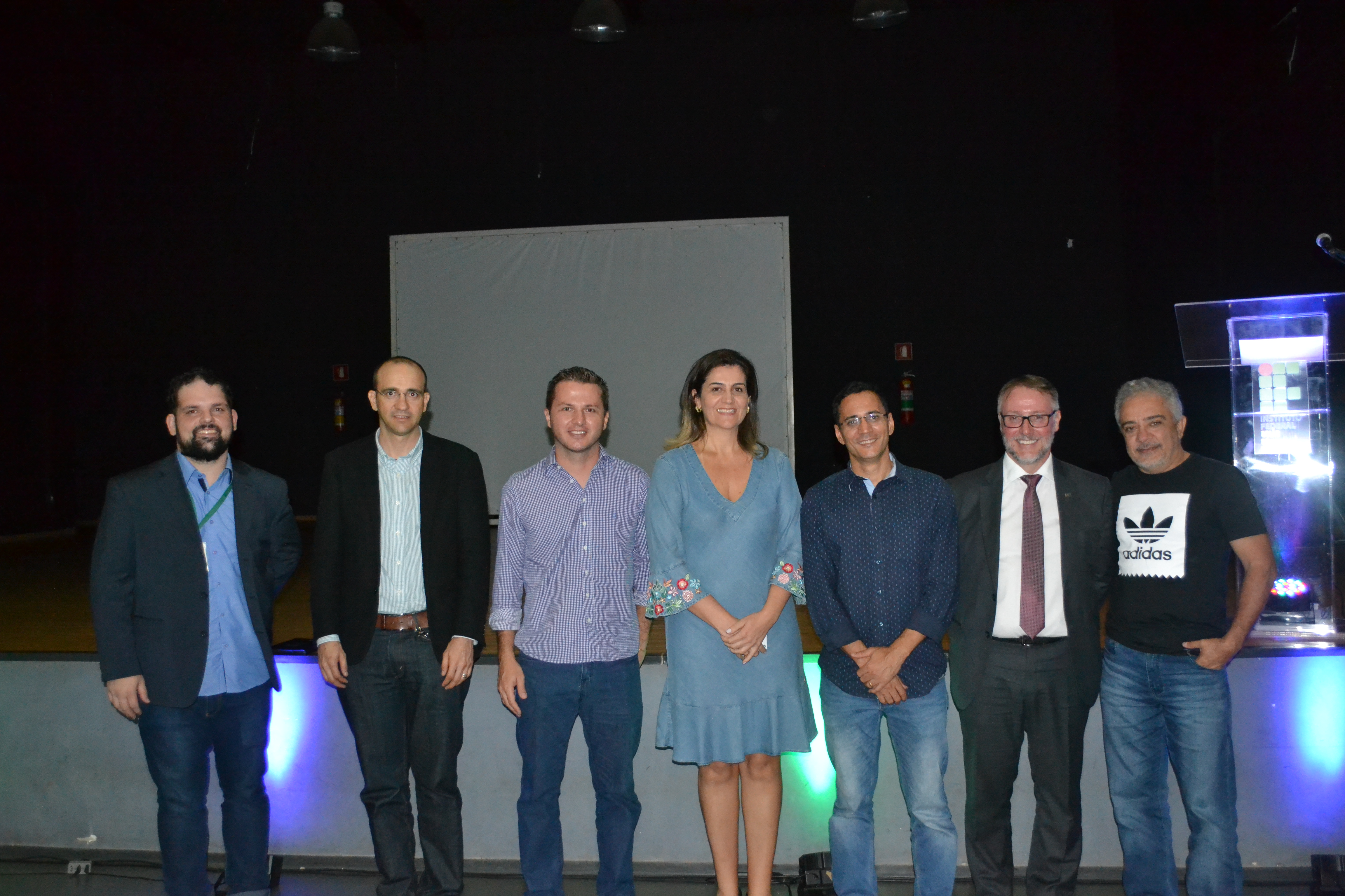 Da direita para esquerda: Prof. Olívio (organizador do livro), Marco Antônio Julliato (prefácio da obra) e prof, Sergio Batista (organizador do livro) durante segundo dia do evento que originou a obra