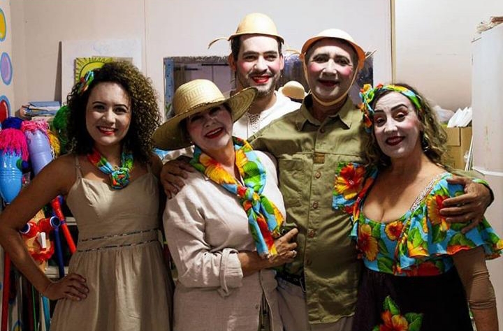 Elenco do espetáculo "O Santo e a Porca", uma produção do Centro Livre de Artes (Foto: Divulgação).