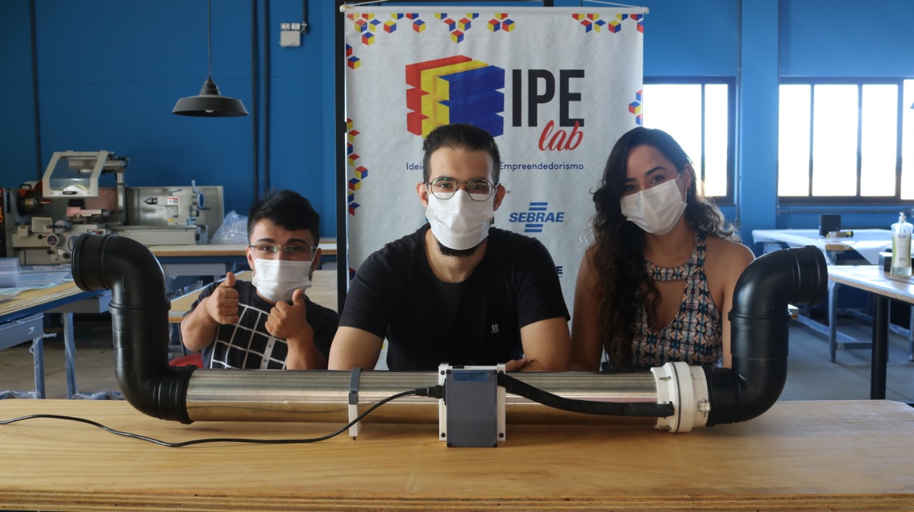 Na foto ( da esquerda para direita), os estudantes: Thiago da Silva Teixeira (Engenharia de Controle e Automação IFG -Câmpus Goiânia), Eduardo Silvestre Pires Gonçalves (Engenharia da Computação UFG) e Nathália Witkowski Martins Cardoso (Enfermagem UFG).