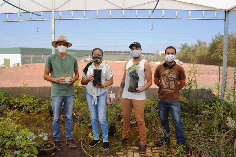 Professores da Escola Estadual Joaquim Antônio Magalhães recebem mudas do coordenador do projeto Agroecologia no Bairro, Marcos Schliewe