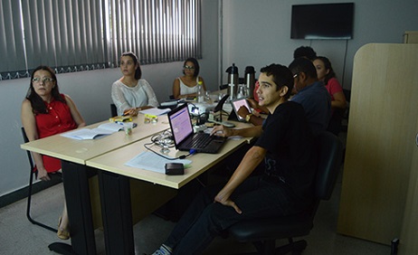 Membros da Comissão Eleitoral Central em reunião no Câmpus Valparaíso