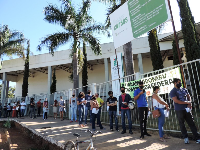 Em frente à entrada principal do Câmpus, fila para a entrada preenche a fachada