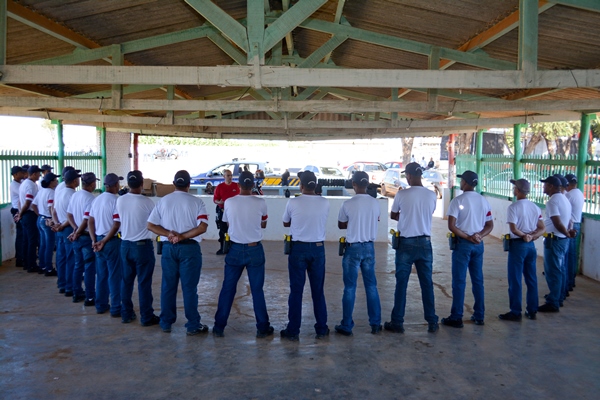 Equipe participa de treinamento com dispositivos eletrônicos de controle