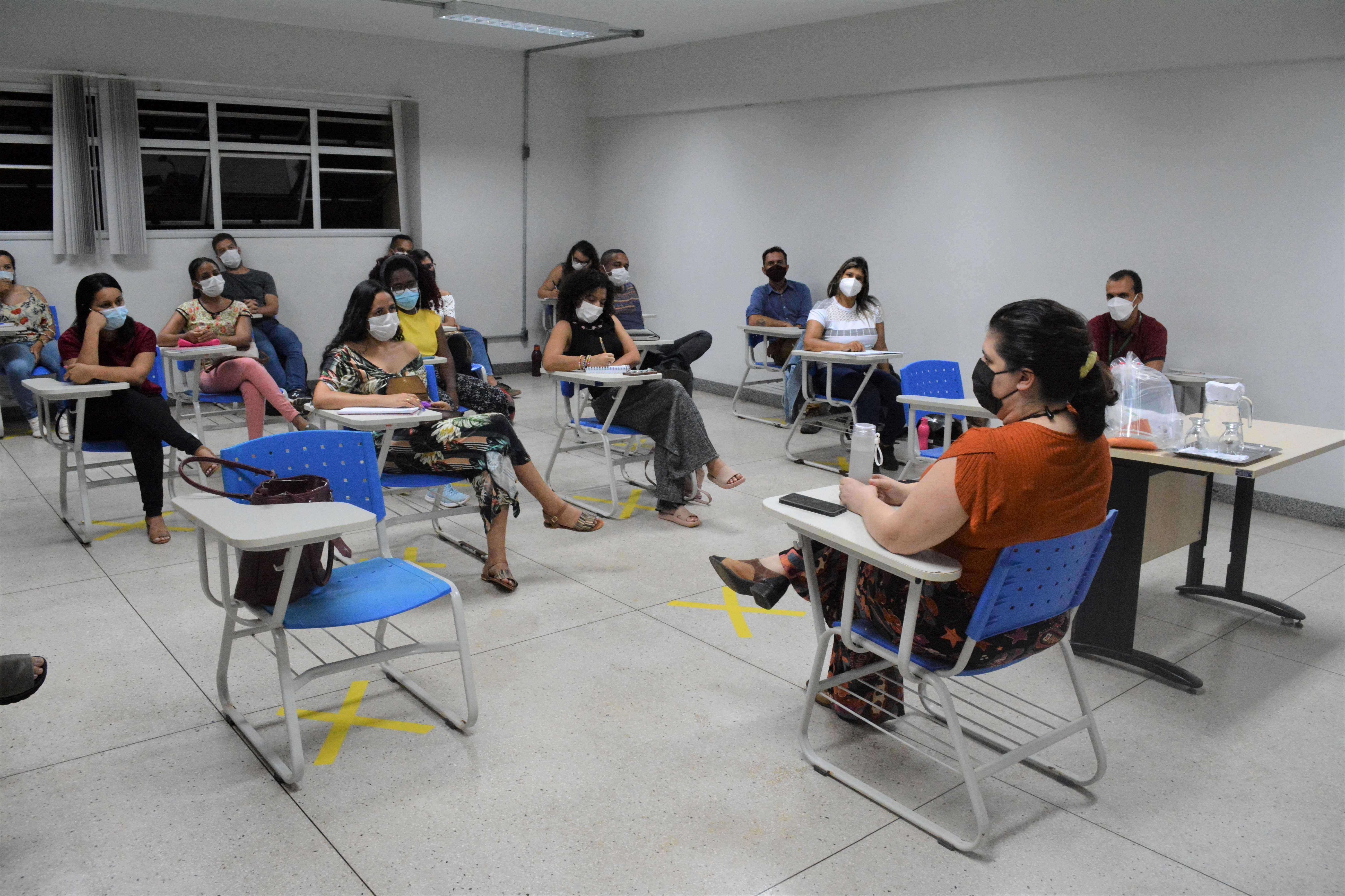 Turma discute política aplicada a situações escolares