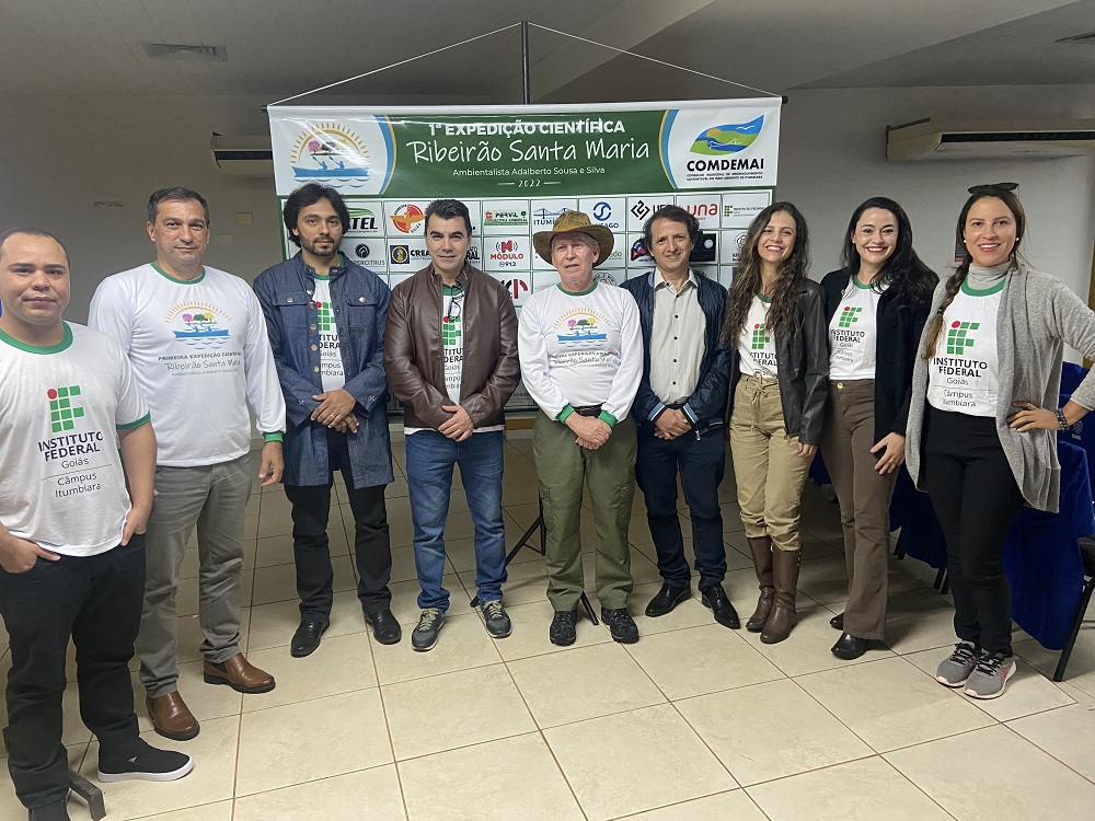 Equipe do Câmpus Itumbiara juntamente com outros expedicionários do projeto