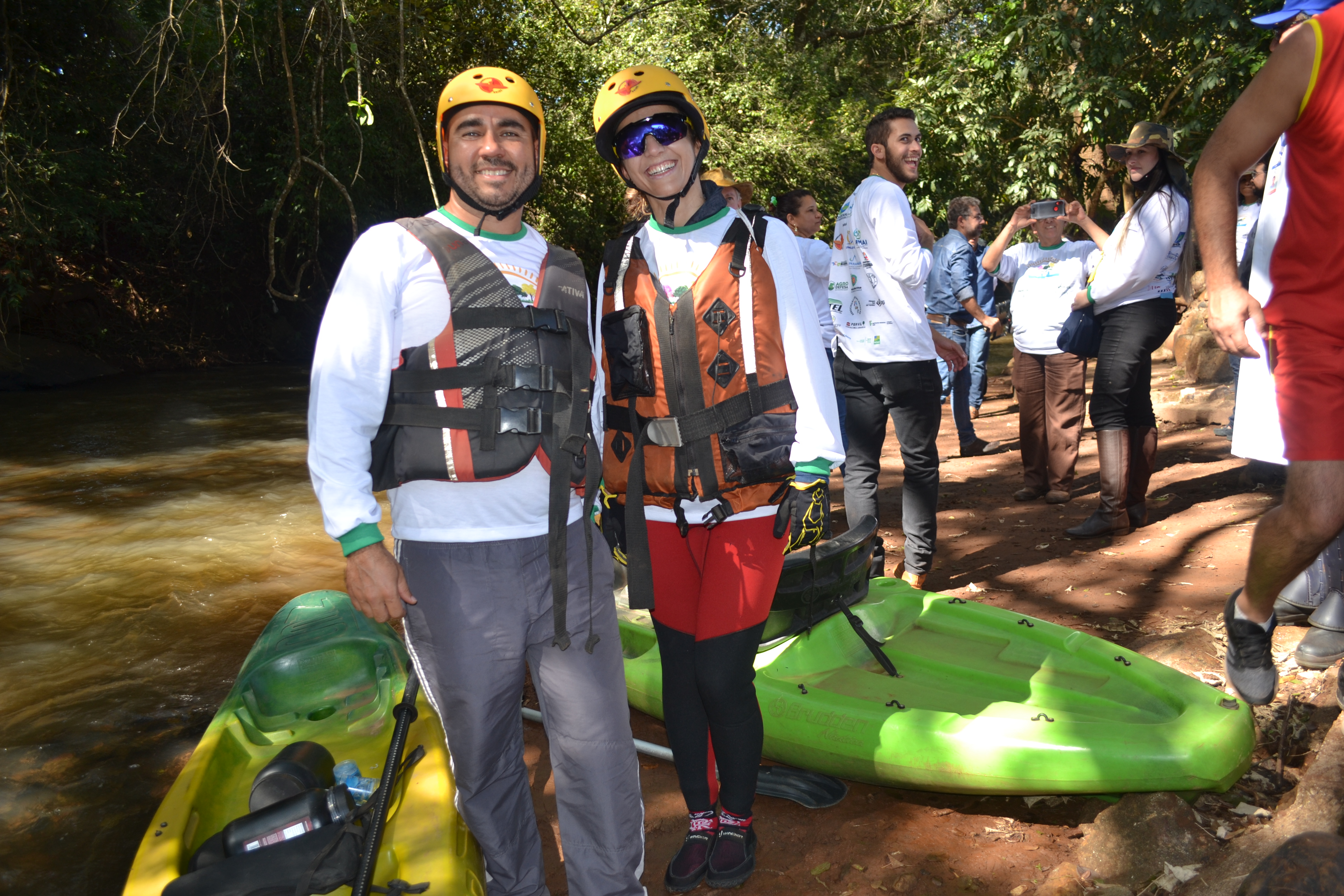 Os servidores Gesmar e Juliana tamém integram as equipes que estão percorrendo os mananciais 