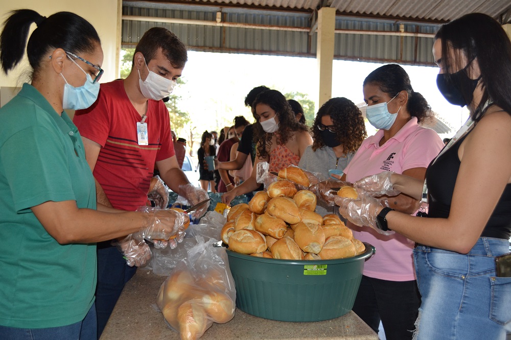 Neste primeiro dia foram servidores pães, café e leite