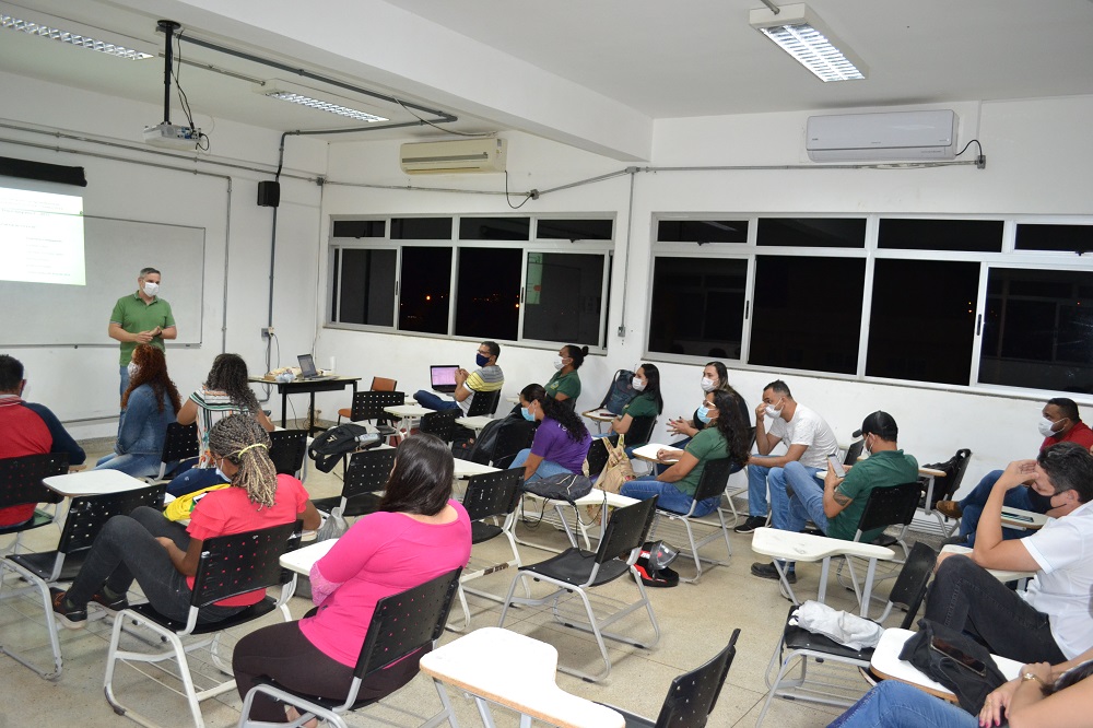 O coord. Victor Fernando durante fala com os estudantes do Técnico em Agroindústria 