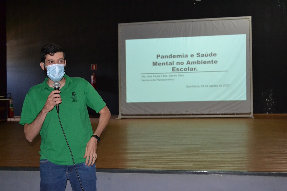 Psicólogo Danilo Oliveira durante palestra sobre saúde mental