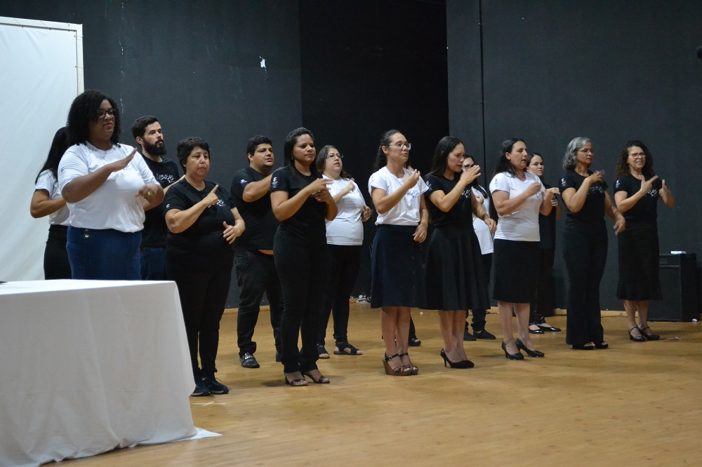 Alunos coralistas do curso de Libras do Câmpus Itumbiara