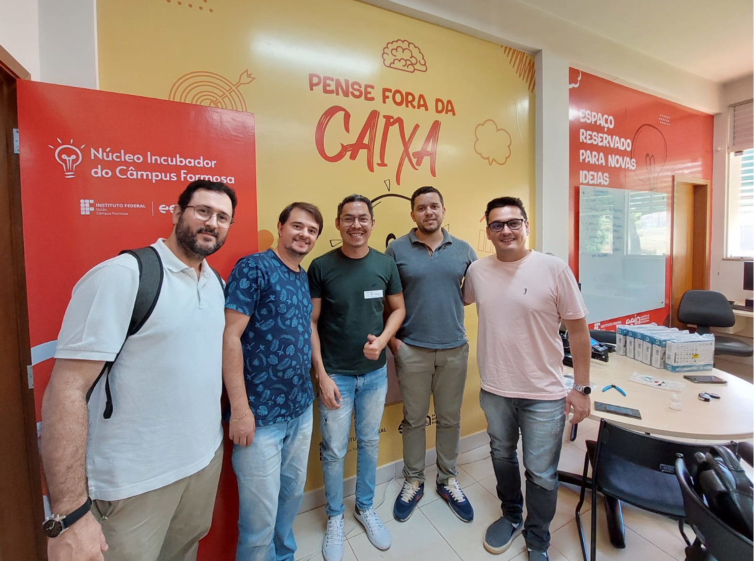 Professores do IFG e analista técnico do Sebrae em reunião no Núcleo de Incubação