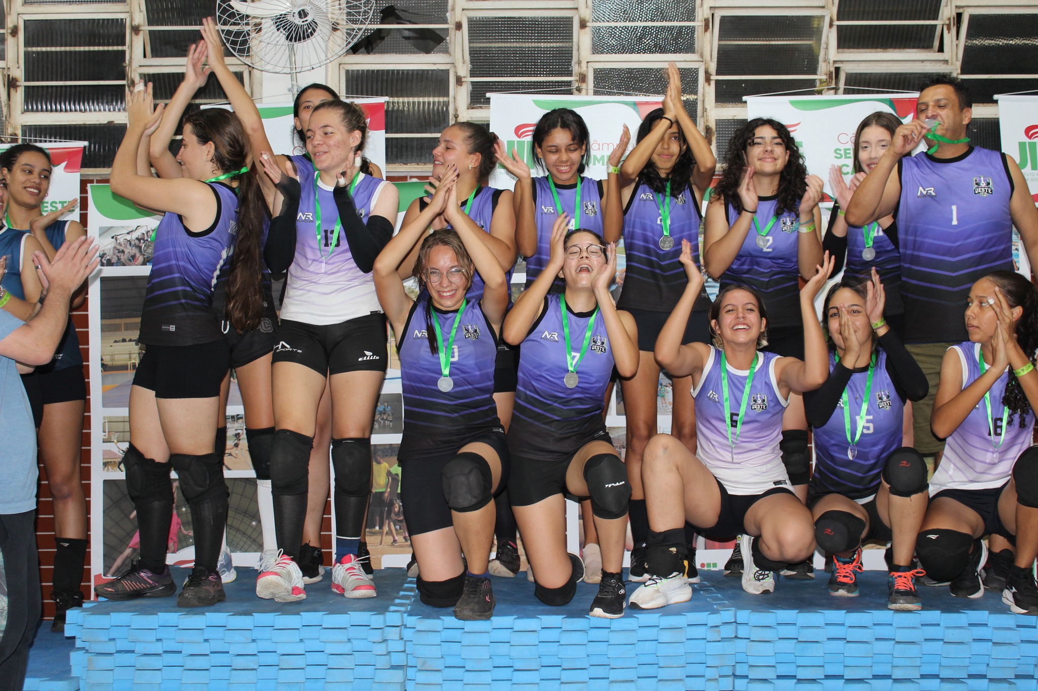 Atletas do Câmpus Goiânia Oeste durante a premiação da modalidade de vôlei de quadra