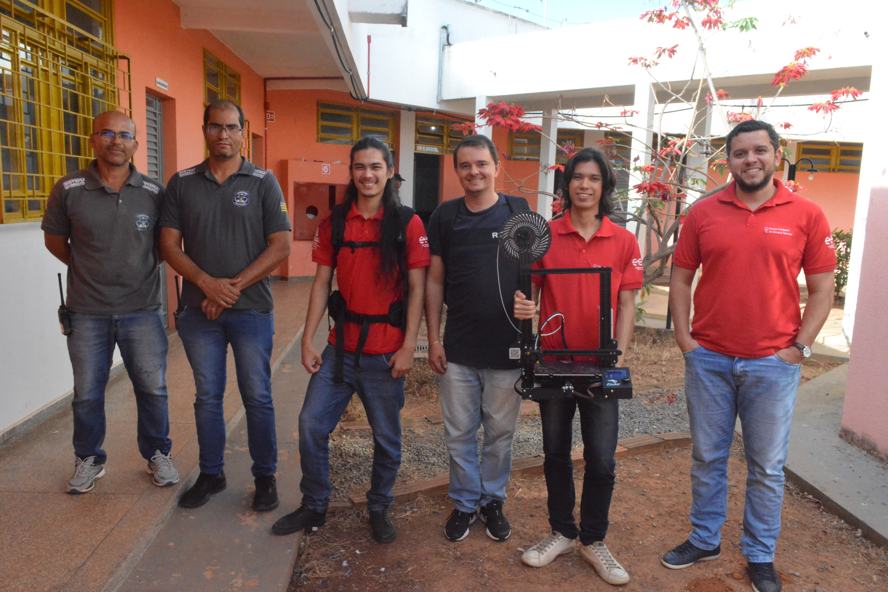 Equipes do Case-Formosa e IFG, juntas em oficina sobre impressora 3D