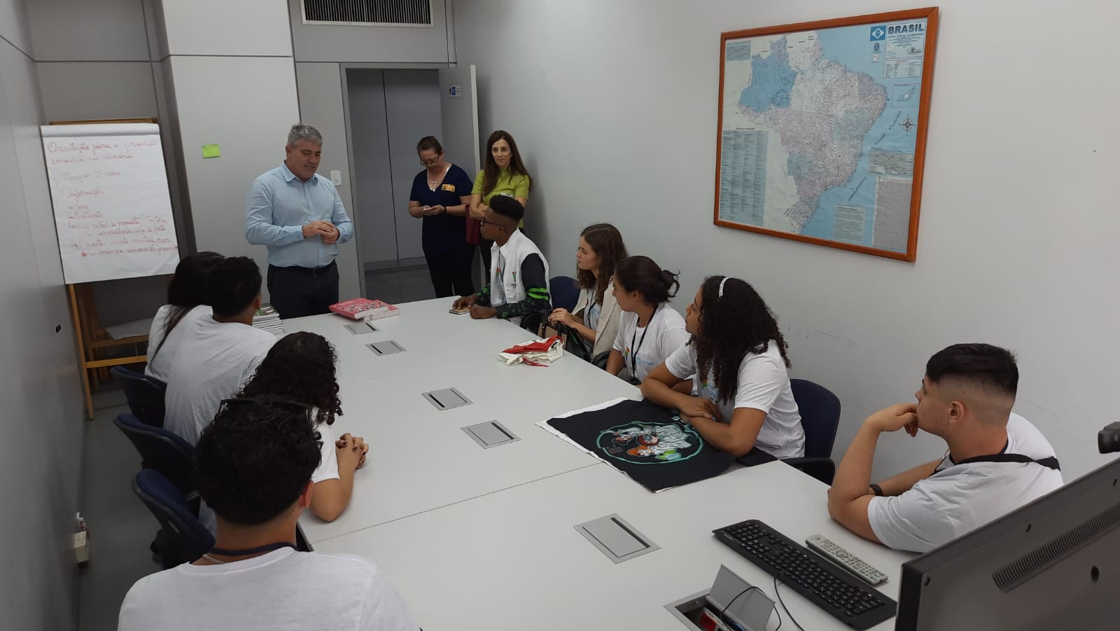 Alice Vitória em reunião com o Ministério da Educação, antes de partir para o PJM, na Argentina