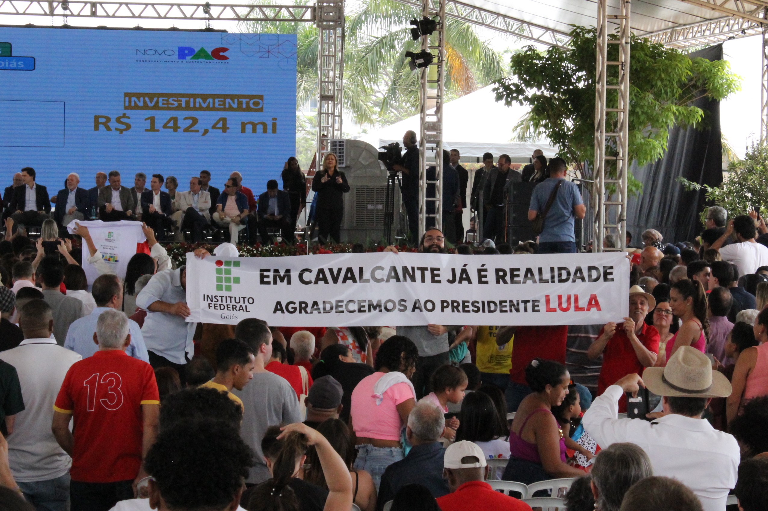 Durante a solenidade, faixa é exibida para agradecer o novo Câmpus Cavalcante