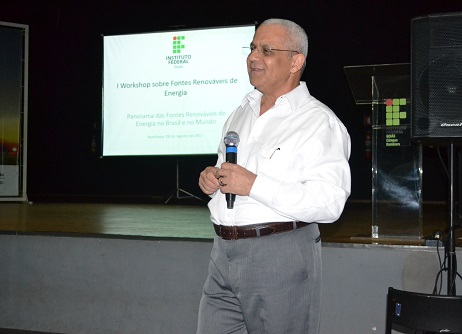 Palestrante Demóstenes Barbosa durante apresentação sobre o panorama das fontes renováveis de energia no Brasil e exterior