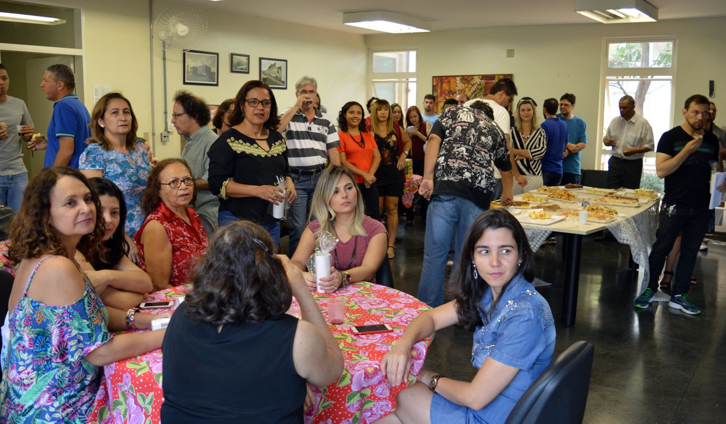 Servidores confraternizaram durante café da manhã especial