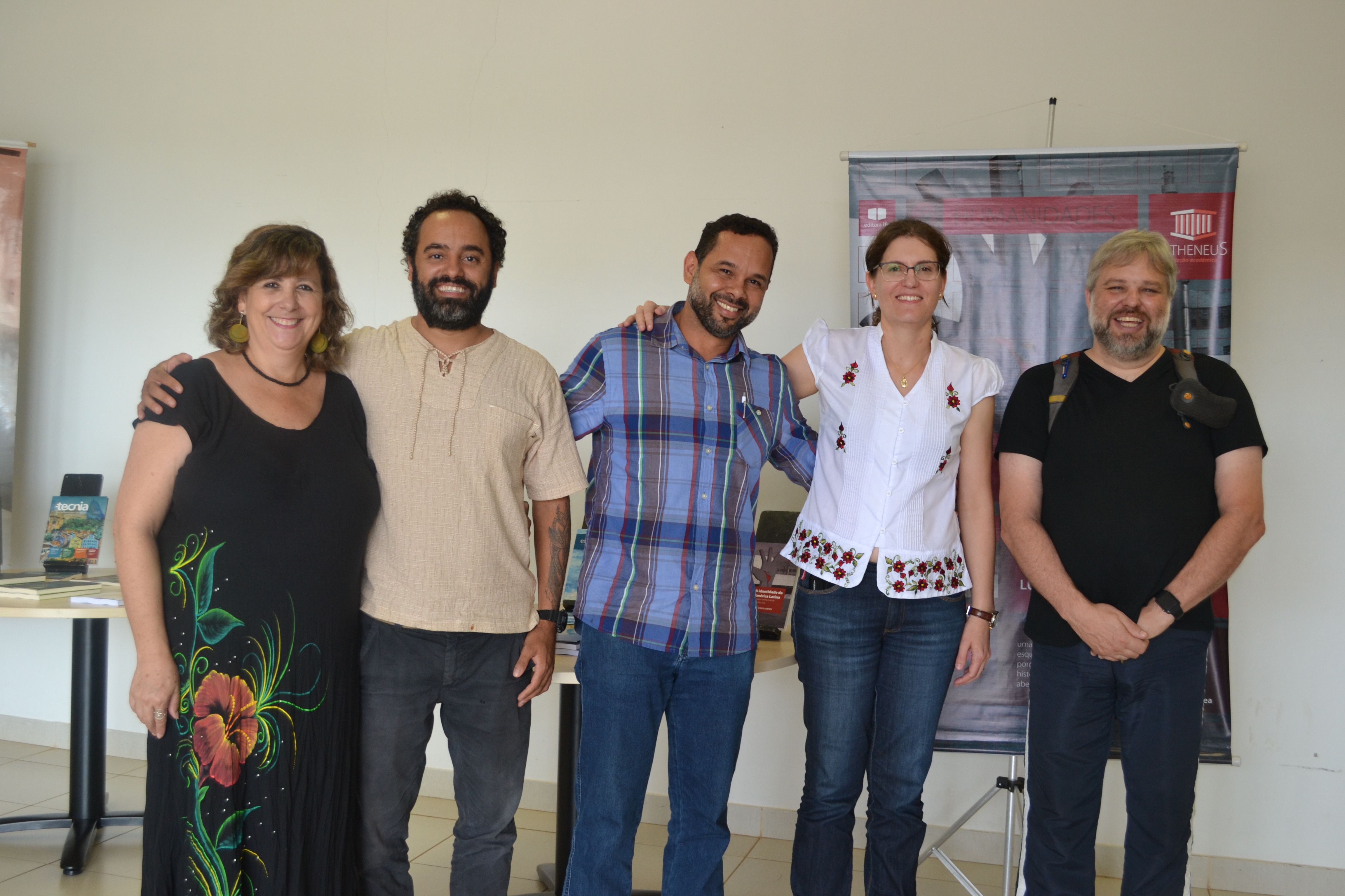 Professor Luciano dos Santos (centro), autor do livro, com diretor-geral, professor Reinaldo Reis, e servidores do Câmpus Luziânia