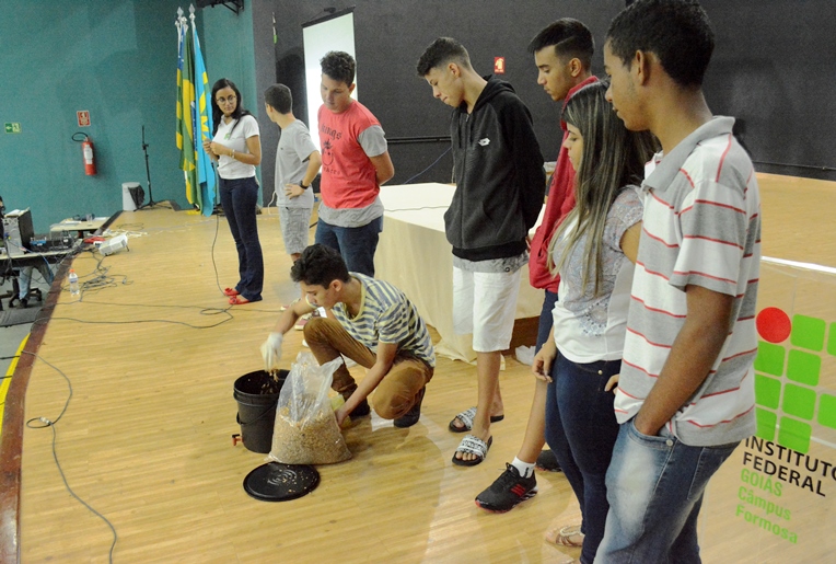 Alunos apresentam a técnica da compostagem