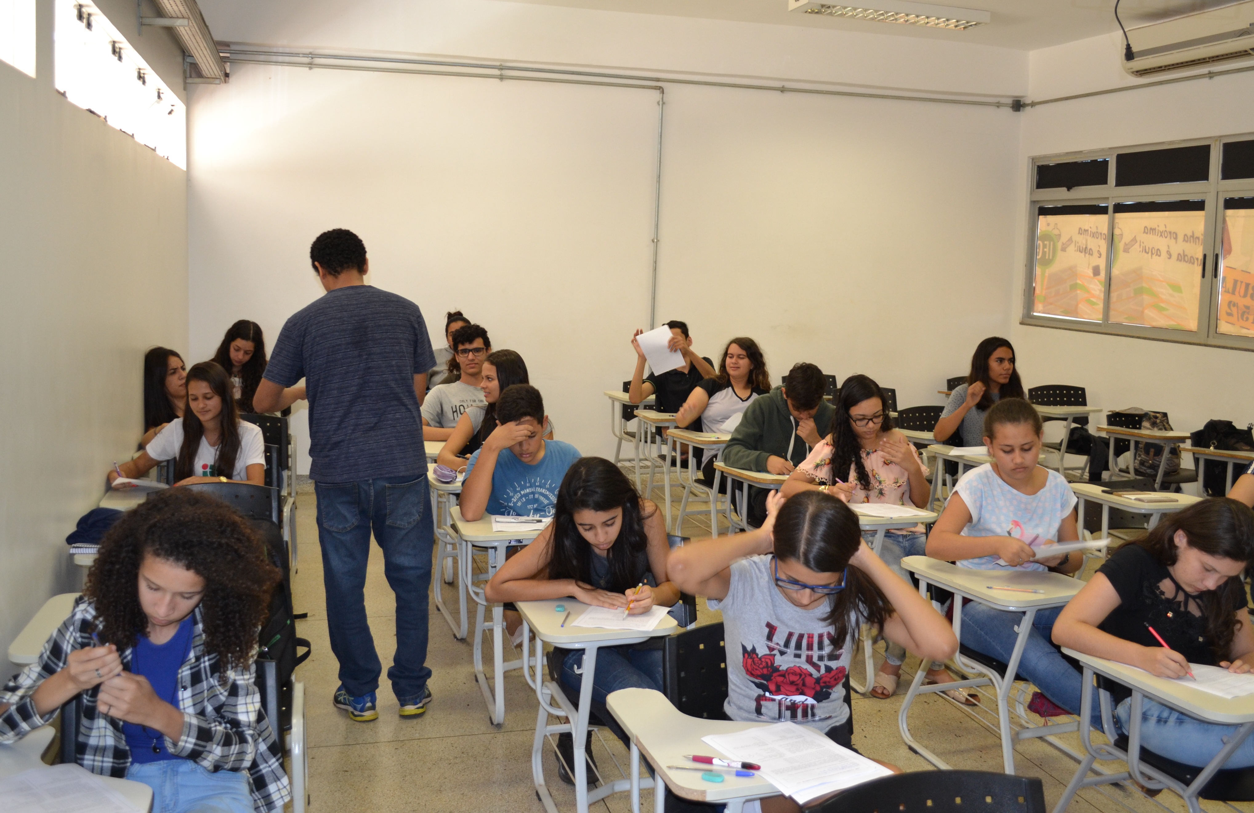 Prof. Rogério distribui exame para turma do Técnico em Química