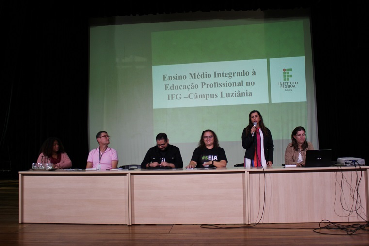 Mesa de relatos do terceiro dia do evento nacional da EJA