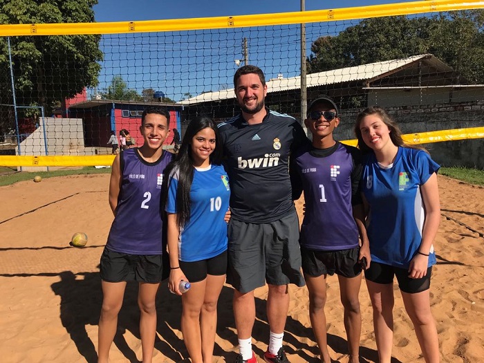 Atletas do vôlei de areia com o professor David Junger