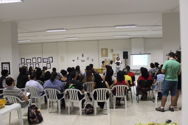 Palestra conduzida pela professora Mônica Mitchell